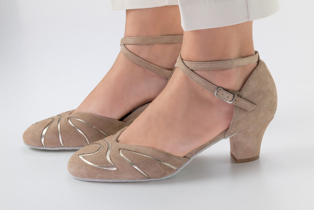 Beiger Werner Kern Tanzschuh mit goldenen Intarsiendetails und 4,5 cm Absatz getragen mit weißer Hose