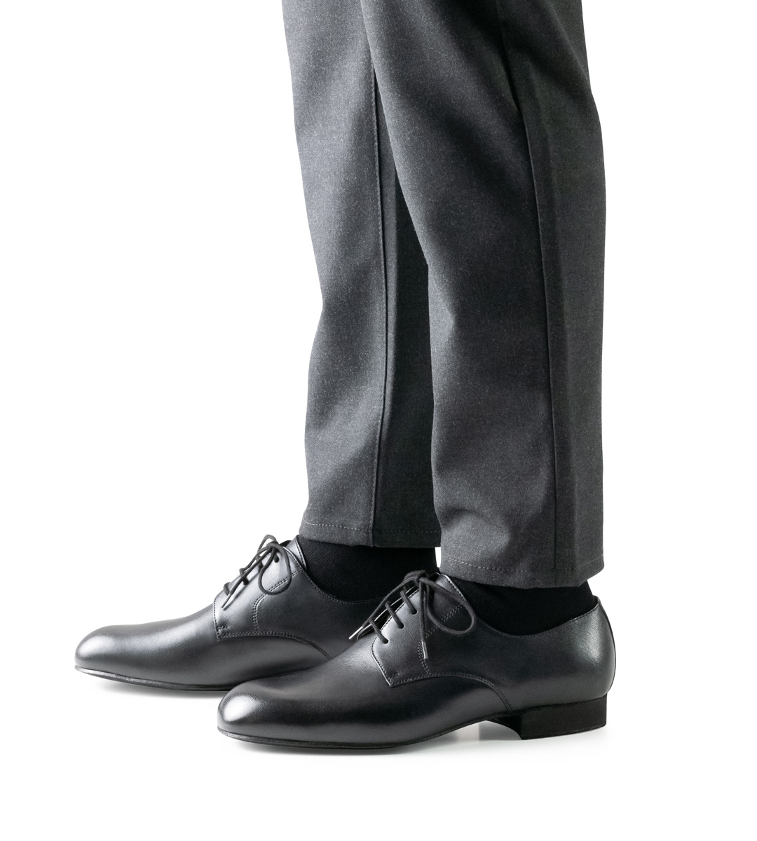 Hose in grau in Kombination mit Herrentanzschuh aus schwarzem Leder