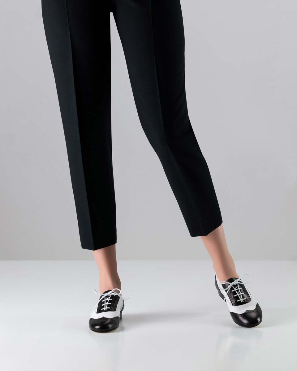 Taylor Damentanzschuh für Swing in schwarz-weiß in Kombination mit schwarzer Hose