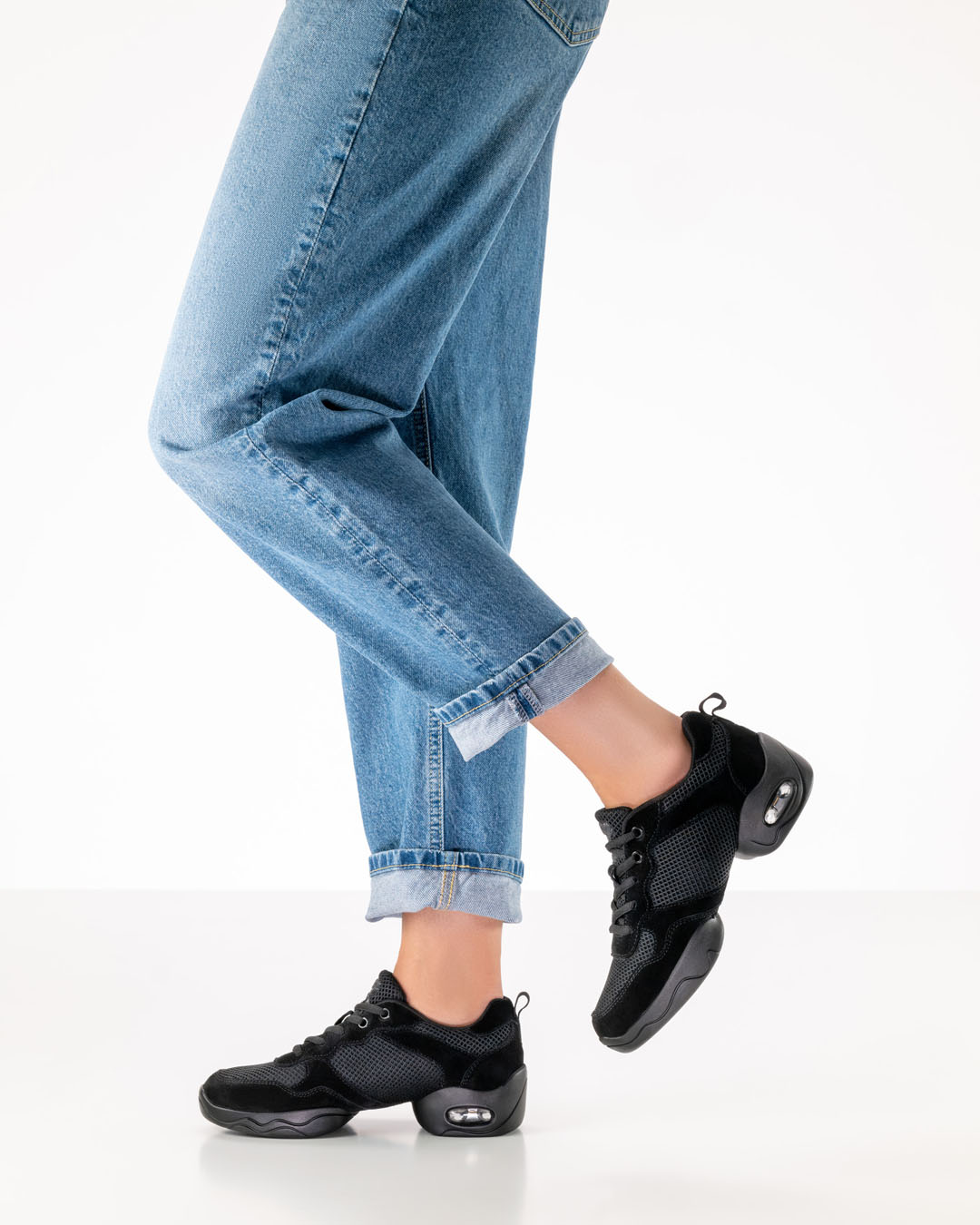 Seitliche Ansicht auf schwarze Tanzsneaker Modell 195 mit geteilter Sohle von Werner Kern