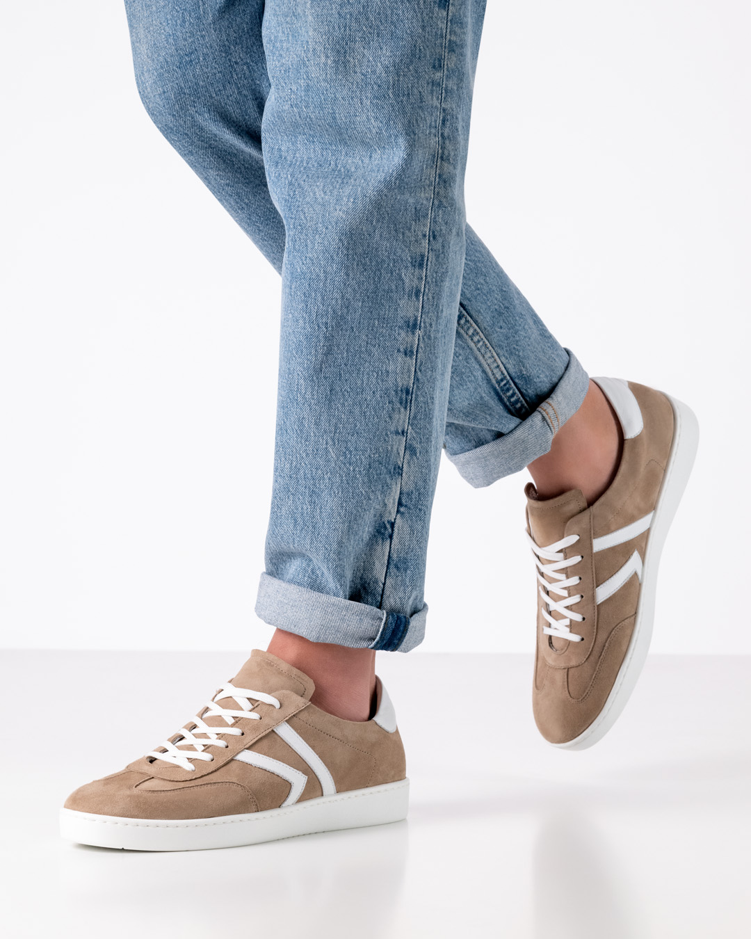 Herrentanzsneaker aus beigem Velourleder und weißeer Tanzsneakersohle für drinnen und draußen von Werner Kern