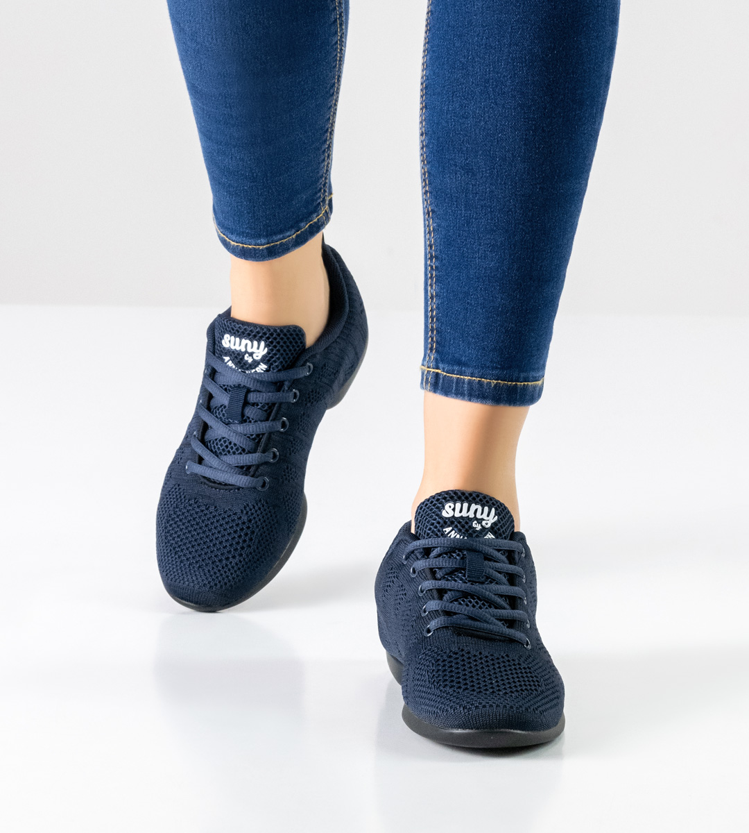 blaue Jeans in Kombination mit blauem Suny Damentanz Sneaker fürs Training
