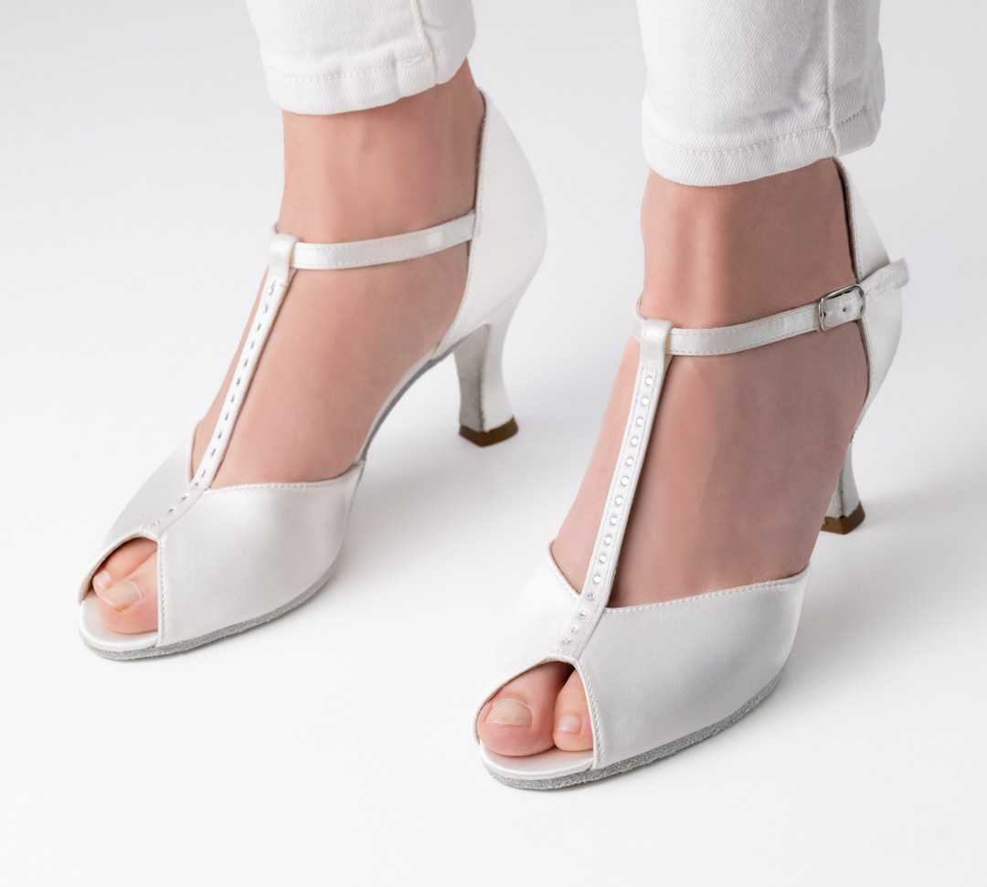 Weißer, offener Tanzschuh aus Satin mit Strasssteinchen und 6 cm Absatz von Werner Kern.