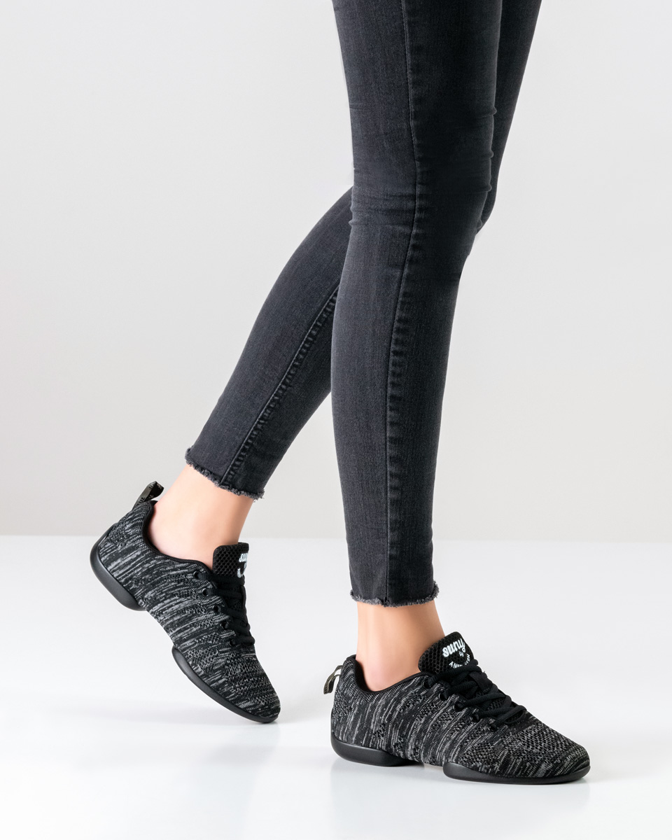 Linedance Damentanz Sneaker von Suny in Kombination mit schwarzer Jeans