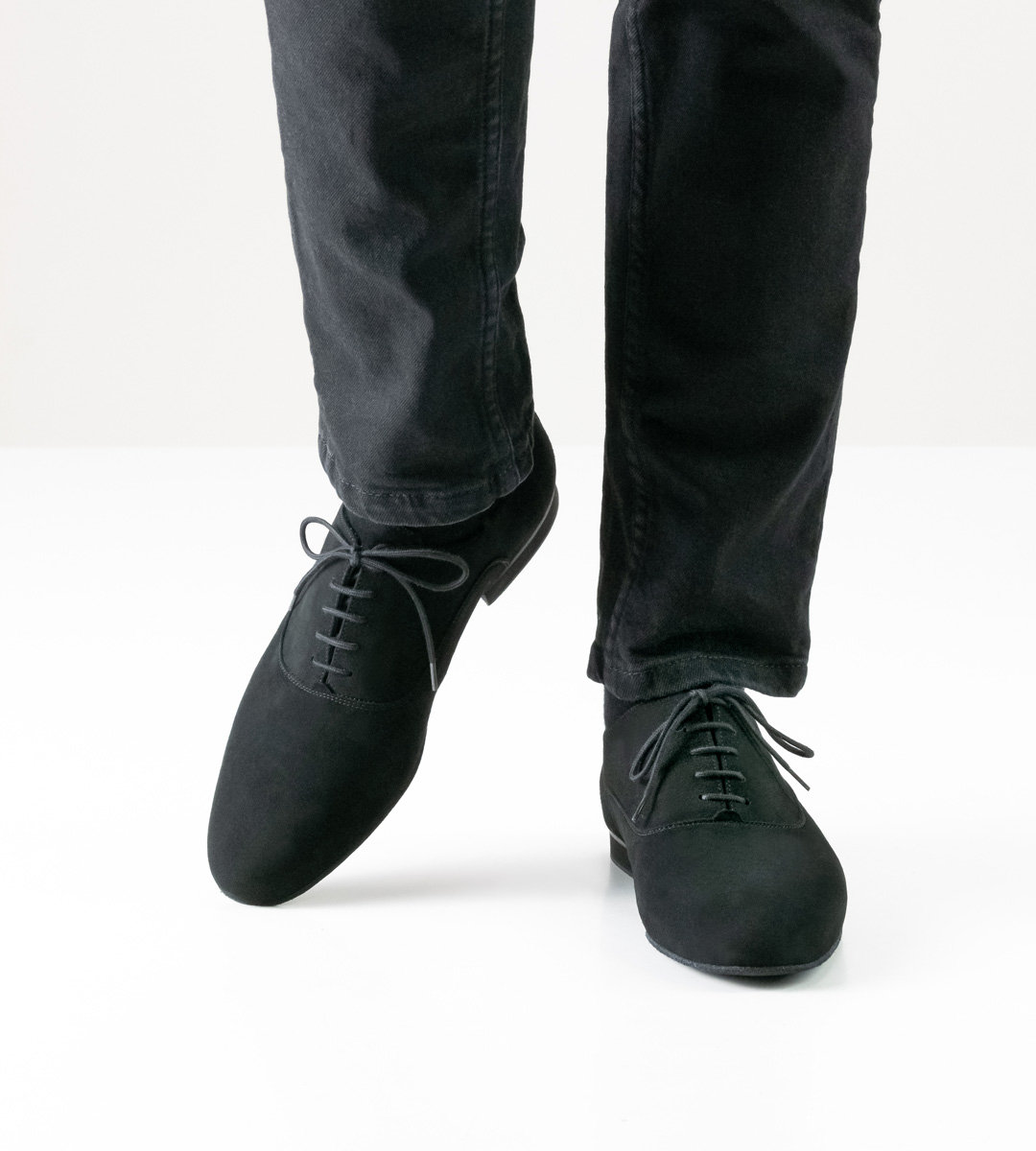 Herrentanzschuh in Velours mit Microabsatz in Kombination mit Jeans in schwarz
