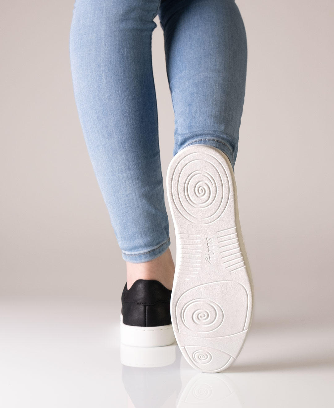 Schwarzer Tanzsneaker mit drei Pivot Points zum perfekten Drehen