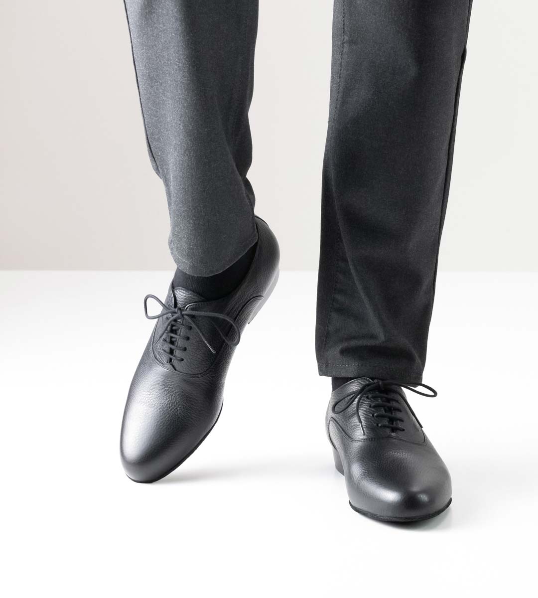 Monza 2,5 cm hoher Werner Kern Herrentanzschuh in Verbindung mit einer schwarzen Hose