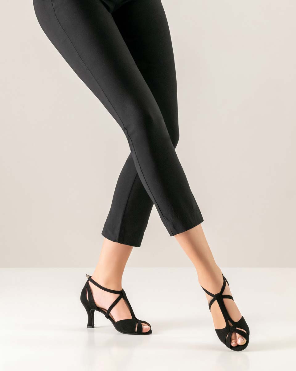 Francis schwarzer Damentanzschuh von Werner Kern in Verbindung mit einer Jeans in schwarz