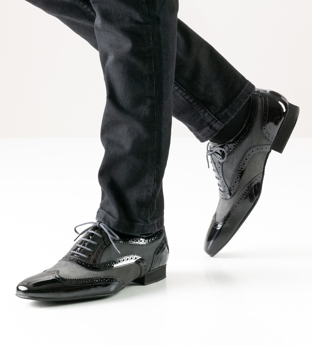 schwarze Jeans in Kombination mit Nueva Epoca Herrentanzschuh mit Ansicht von vorne