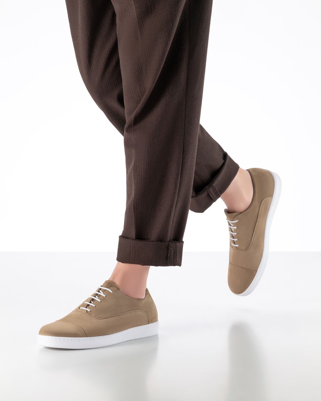 Riva Beiger Tanzschuh zum Schnüren von Werne Kern mit weißer Sneakersohle für drinnen und draußen