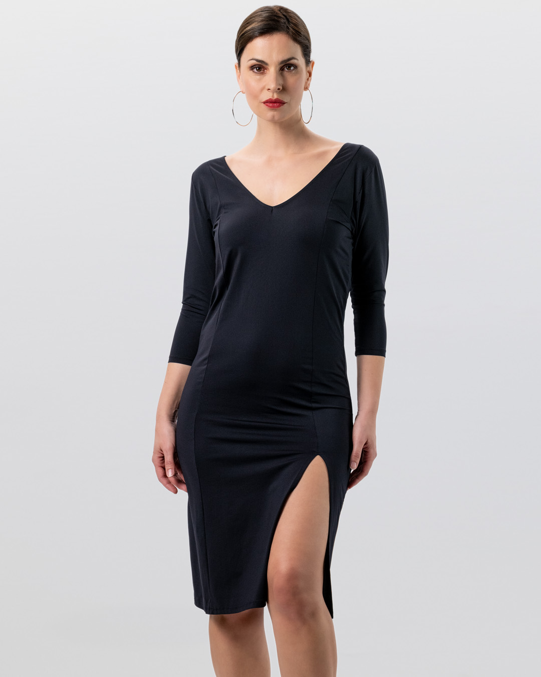 Langärmeliges, schmales, knielanges Tanzkleid aus elastischem Material und Beinschlitz von Werner Kern