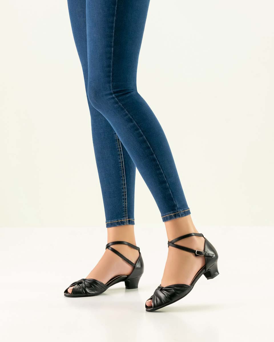 Vera Werner Kern Damentanzschuh in schwarz mit blauer Jeans