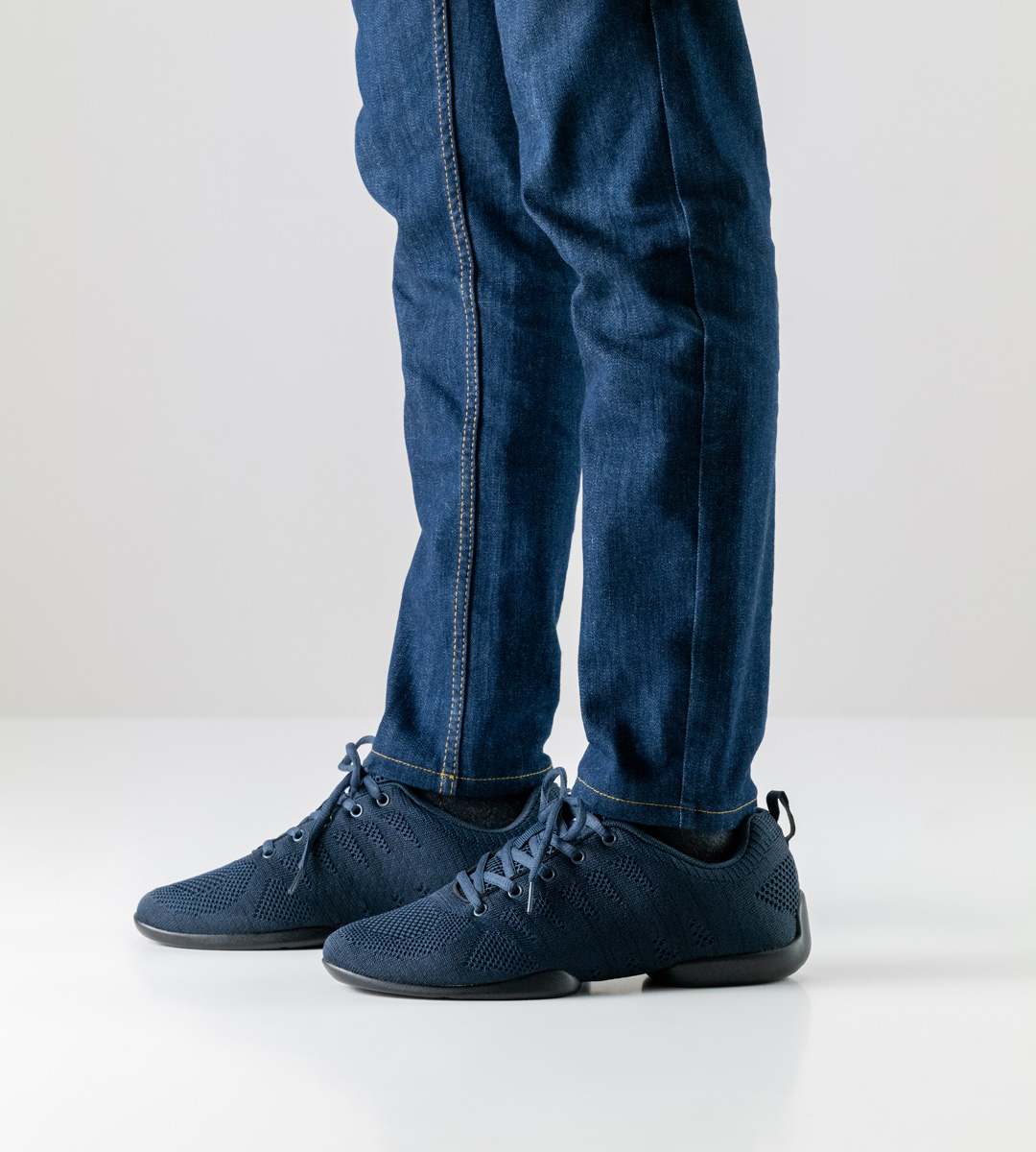 blauer Herrentanz Sneaker im Kombination mit blauer Jeans