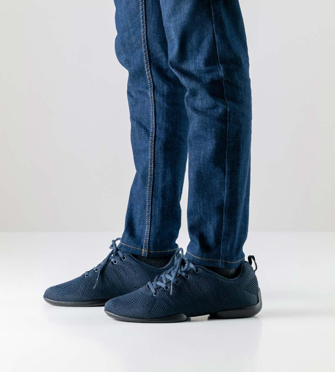 4030 blauer Herrentanz Sneaker im Kombination mit blauer Jeans