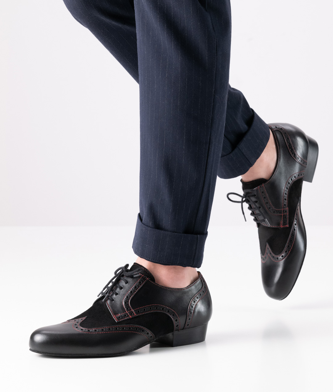 Trapani Eleganter Herrentanzschuh Trapani in edlem roten und schwarzem Leder mit kleinem Absatz und Kontrastnähten.
