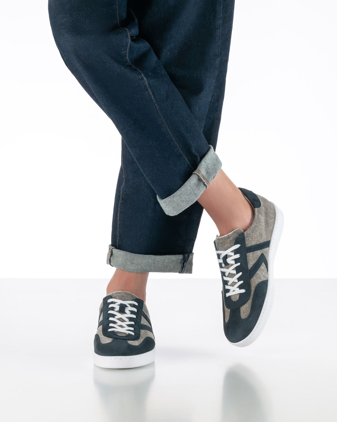 Herrentanzsneaker in beigem Canvas und blauem velourleder mit weißer Sohle von Werner Kern