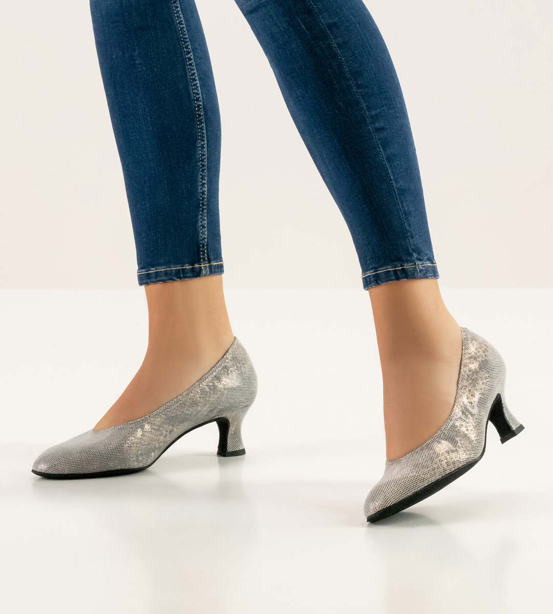 Laura geschlossener Werner Kern Damentanzschuh fotografiert mit blauer Jeans