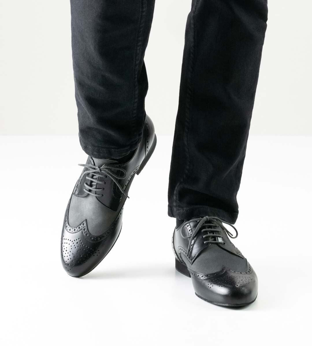 Udine Werner Kern Herrentanzschuh mit Microabsatz in Kombination mit schwarzer Jeans