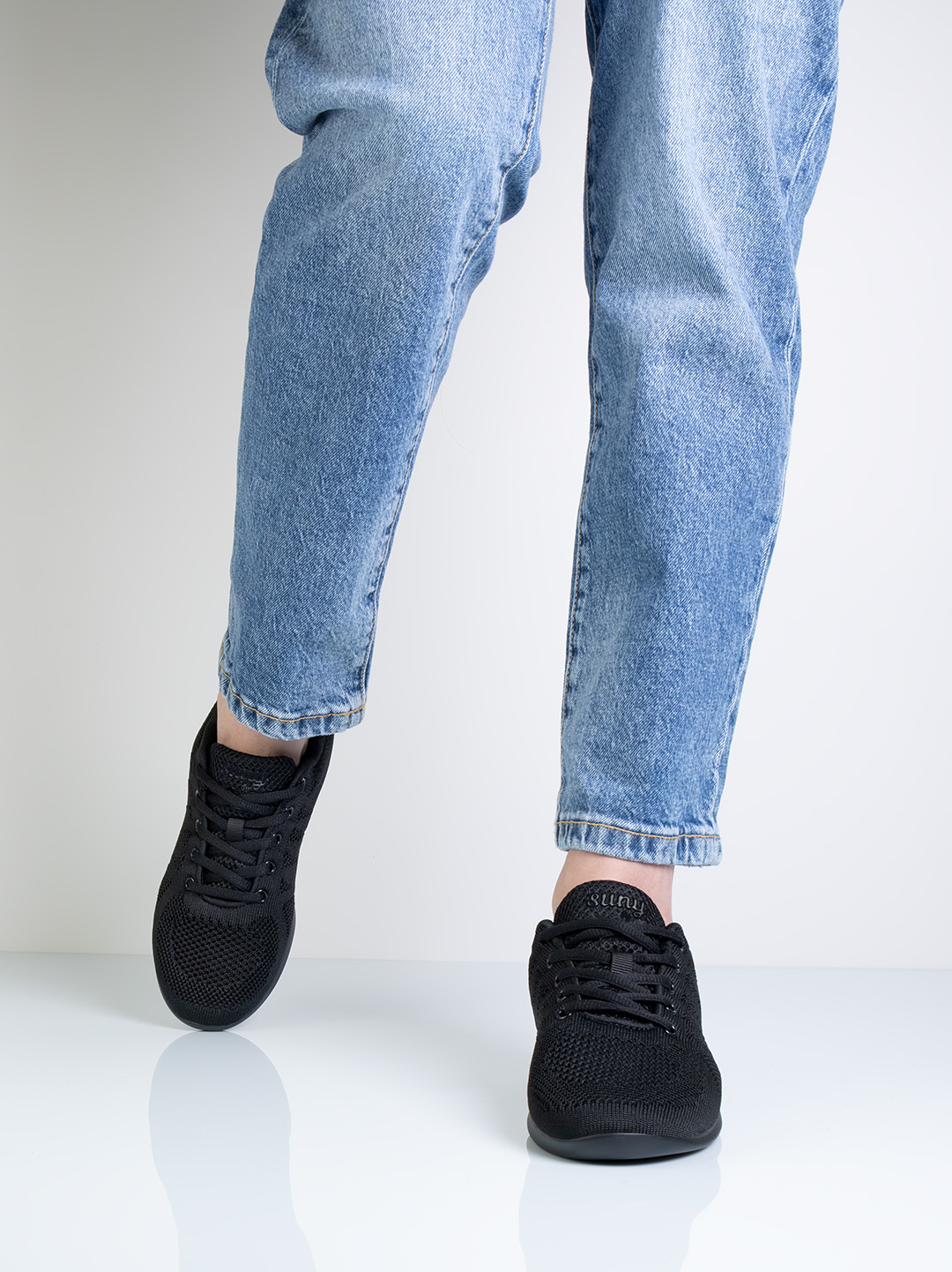 Leichter Tanzsneaker in schwarz für Damen mit geteilter PU Sohle