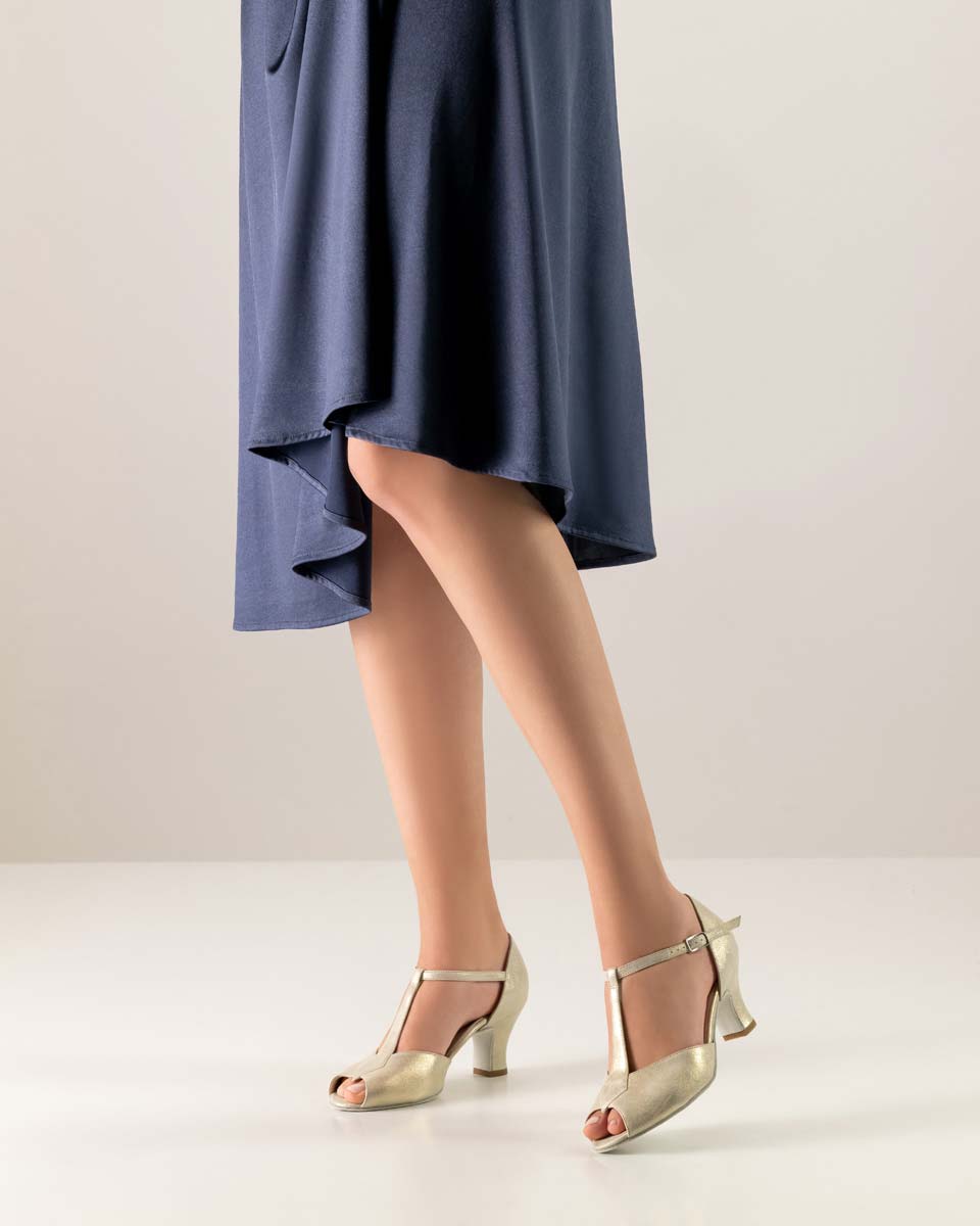 Paulette komfortabler Damentanzschuh von Werner Kern mit blauem Kleid