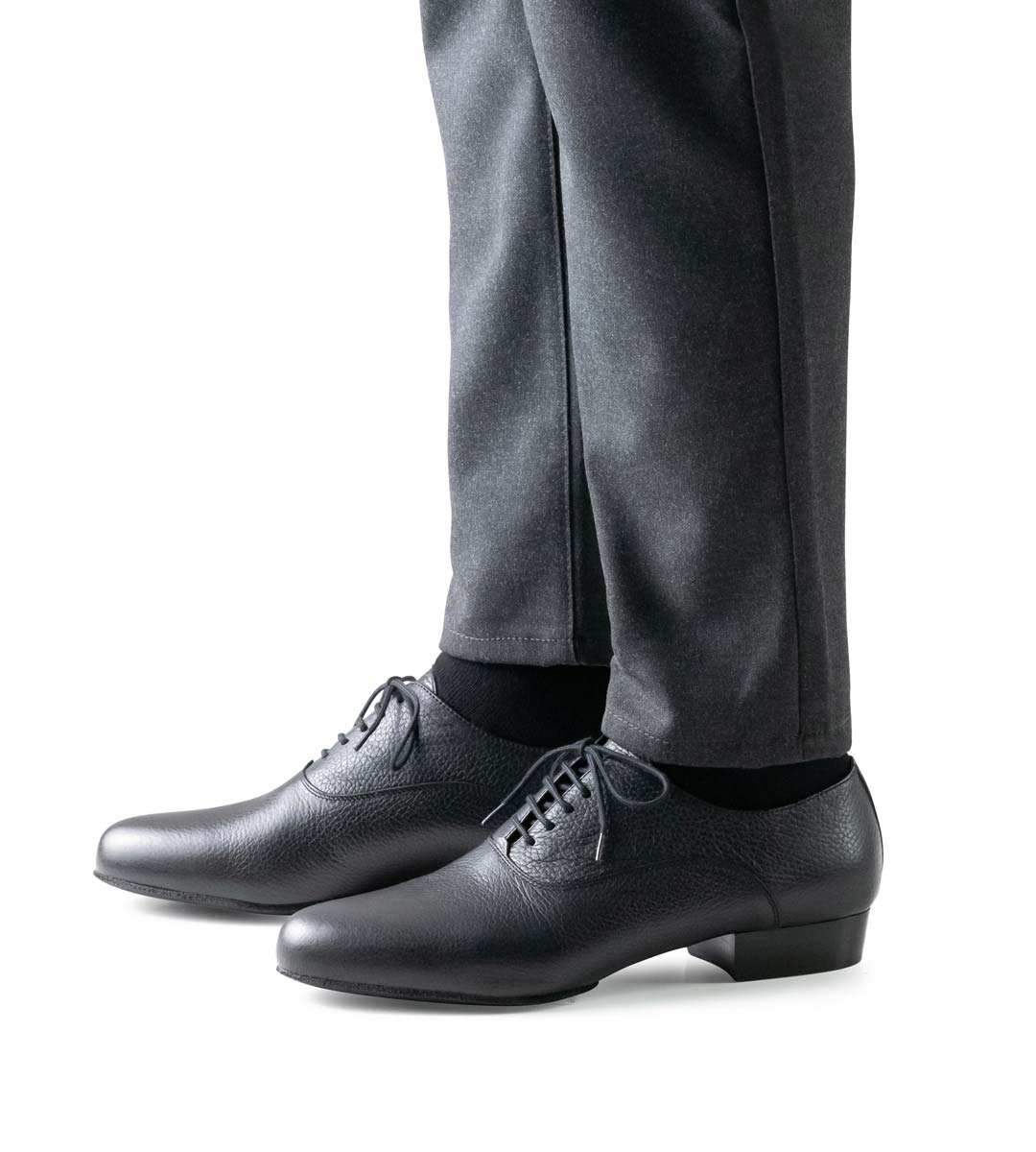 Monza Werner Kern Herrentanzschuh in genarbtem Leder in Kombination mit grauer Hose