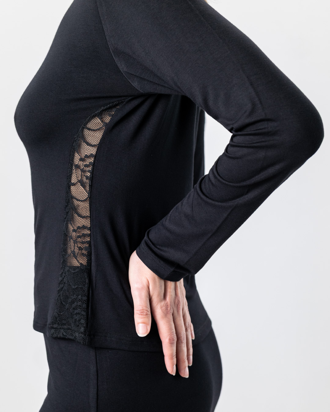 Seitenansicht von Tanzoberteil Phila in schwarz mit seitlichem Spitzeneinsatz