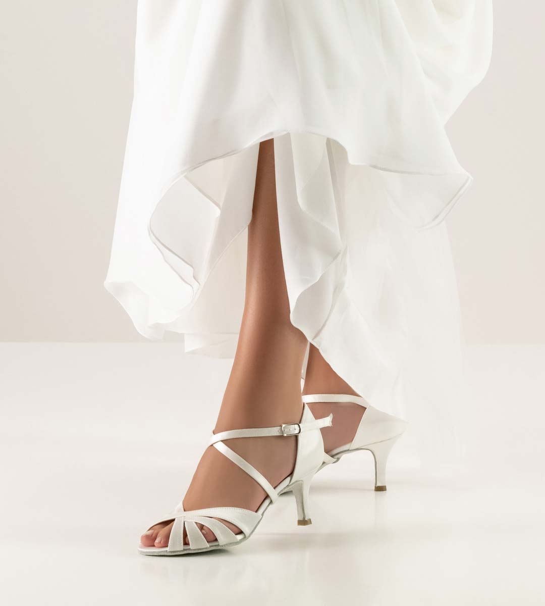 Paris offener Brautschuh von Nueva Epoca in Satin