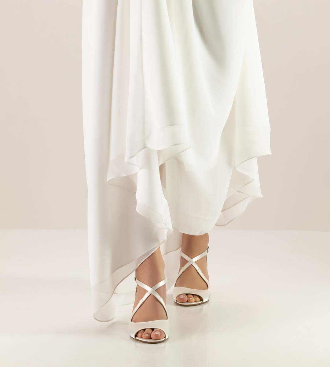 Mable offener Brautschuh mit Ledersohle von Nueva Epoca in Kombination mit Brautkleid