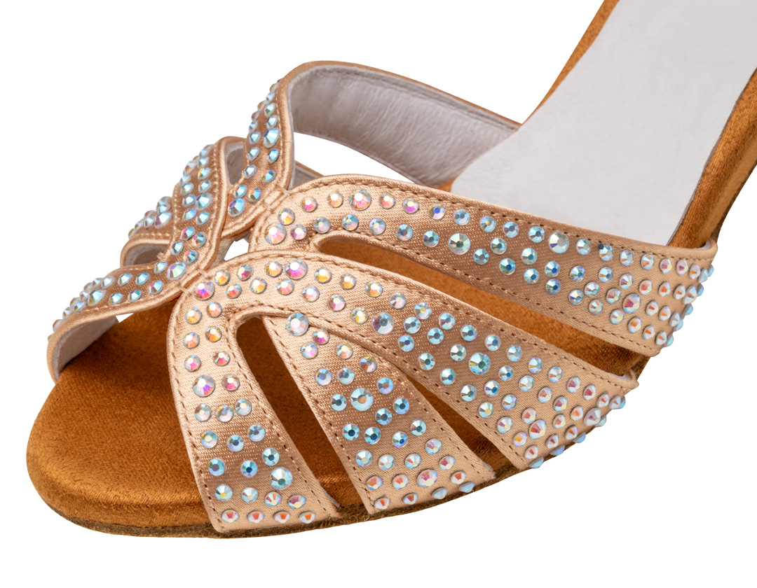 Vorderblattdetail der Tanzsandale Vianne von Anna Kern aus hellbeigem Satin mit 5cm Flareabsatz