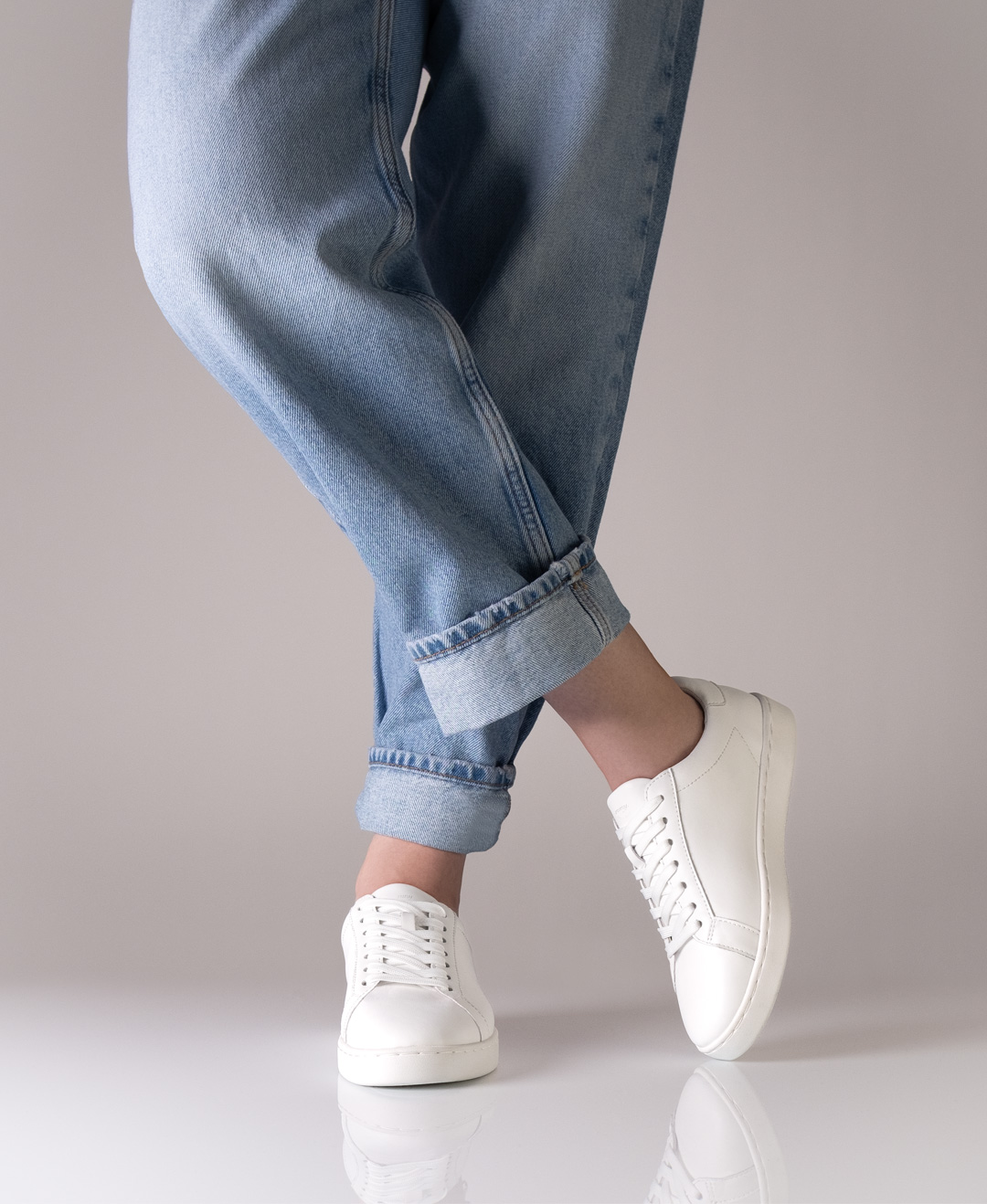 Tanzsneaker 7025 von Suny Tanzen auf Asphalt