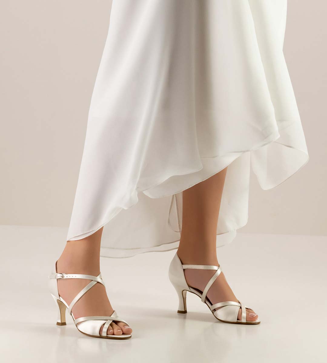 July offener Werner Kern Brautschuh mit Ledersohle in Kombination mit weißem Brautkleid
