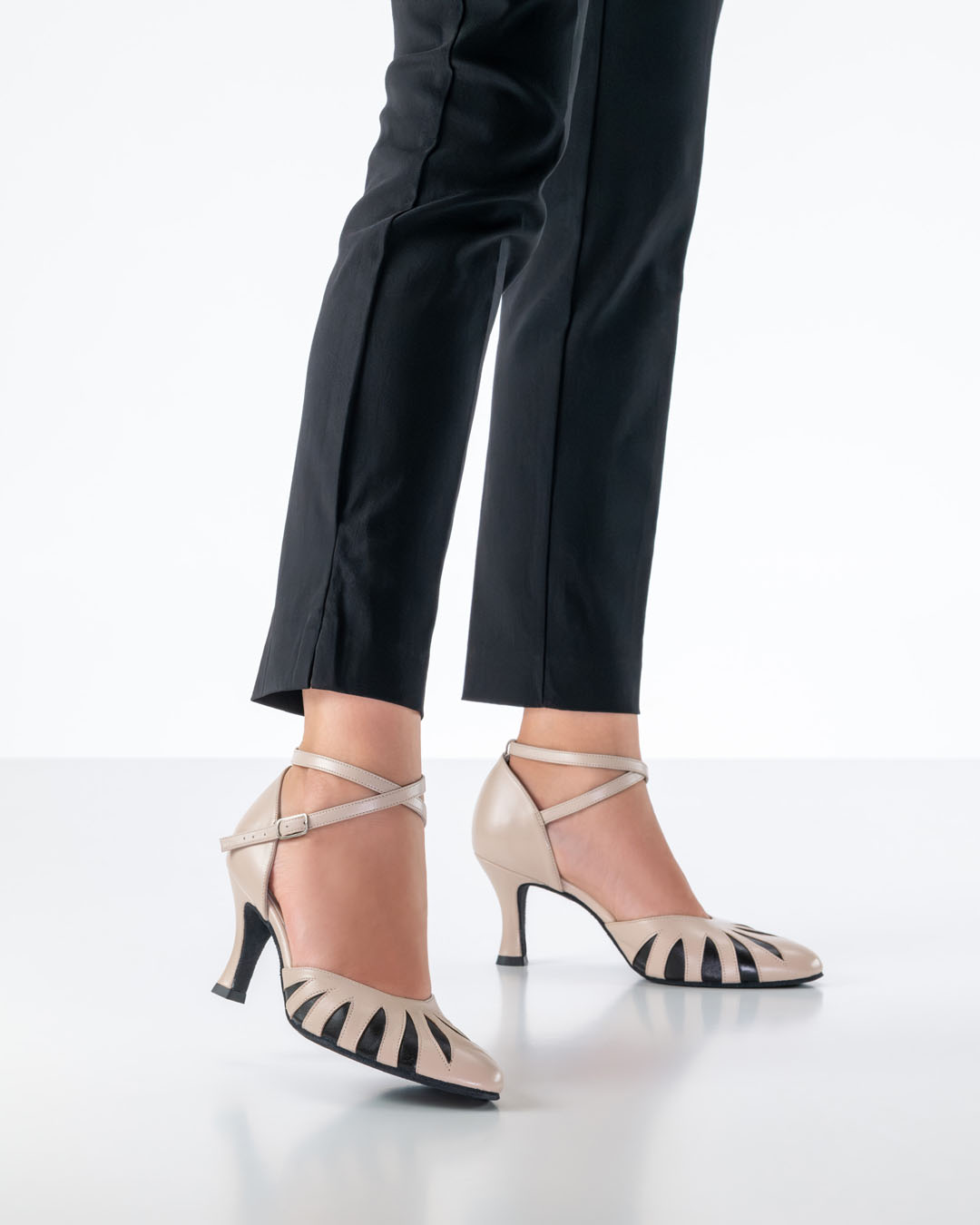Model in enger, schwarzer Hose trägt beige, geschlossene Tanzschuhe Donatella von Werner Kern