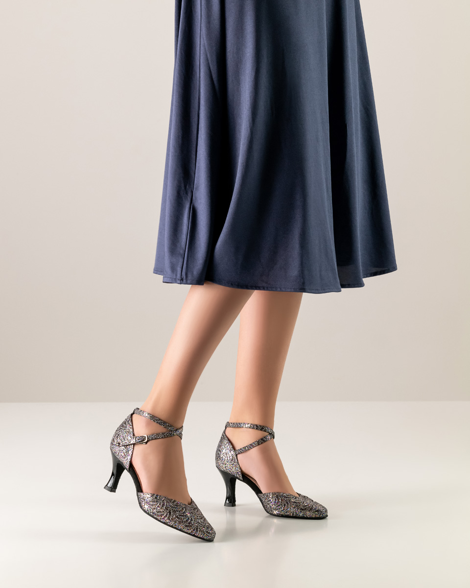 Betty blaues Kleid in Verbindung mit Werner Kern Damentanzschuh mit Fesselspange