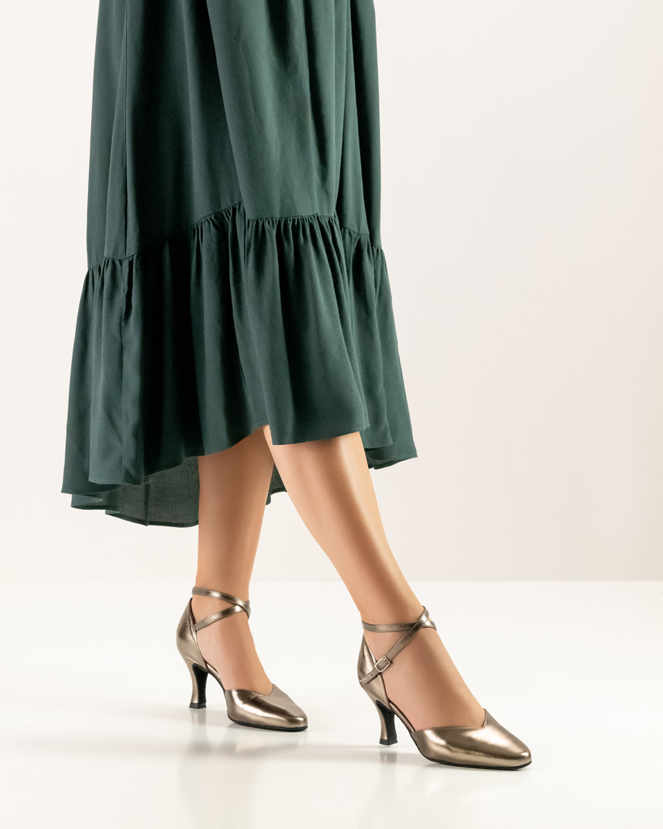 grünes Kleid in Kombination mit altsilber farbenen klassischem  Werner Kern Damentanzschuh