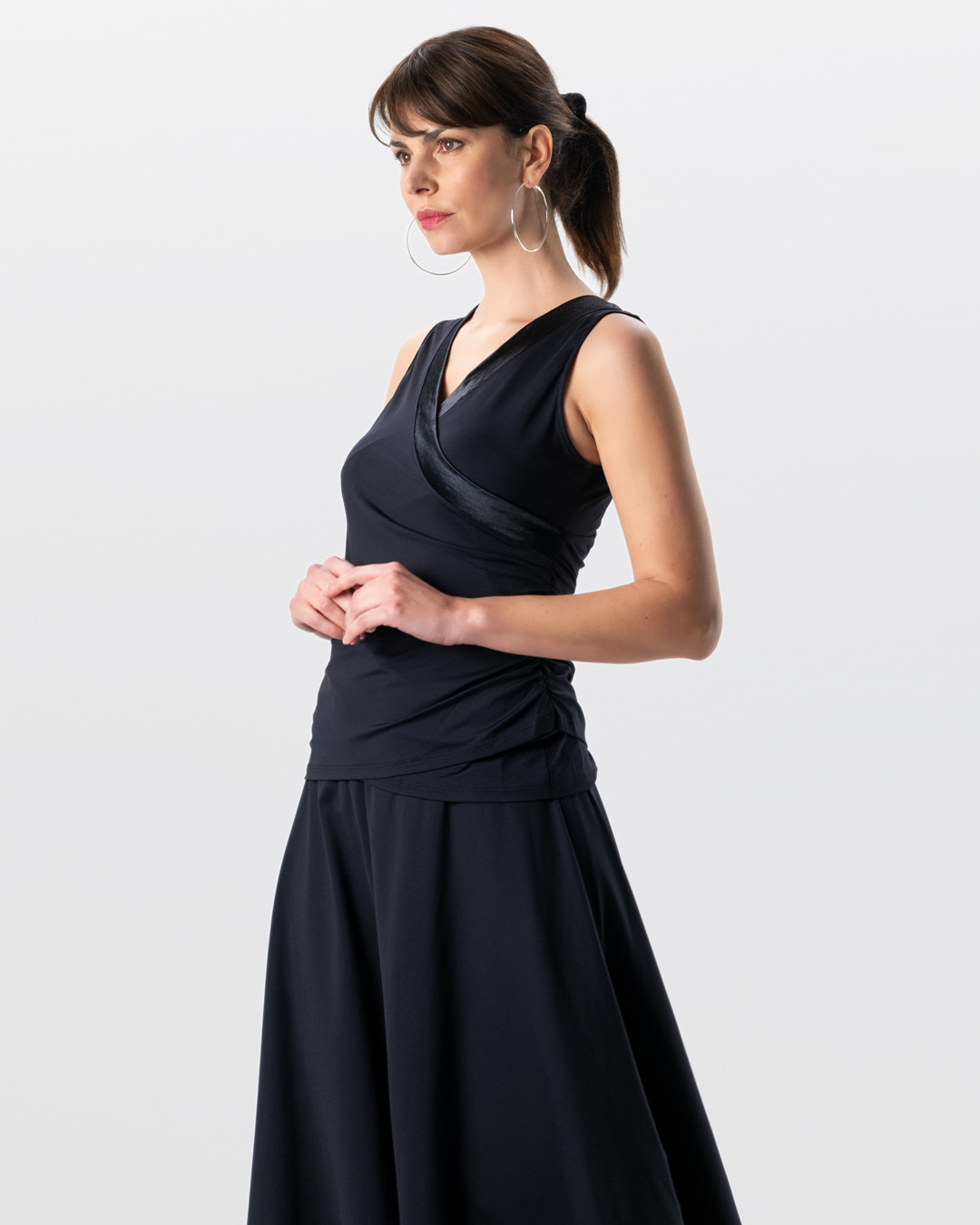 Schmal geschnittenes Tanztop in Wickeloptik aus schwarzem, elastischen Material und V- Ausschnitt von Werner Kern