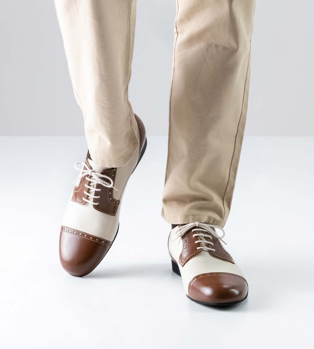 Bergamo Herrentanzschuh von Werner Kern in braun-beige in Kombination mit beiger Hose