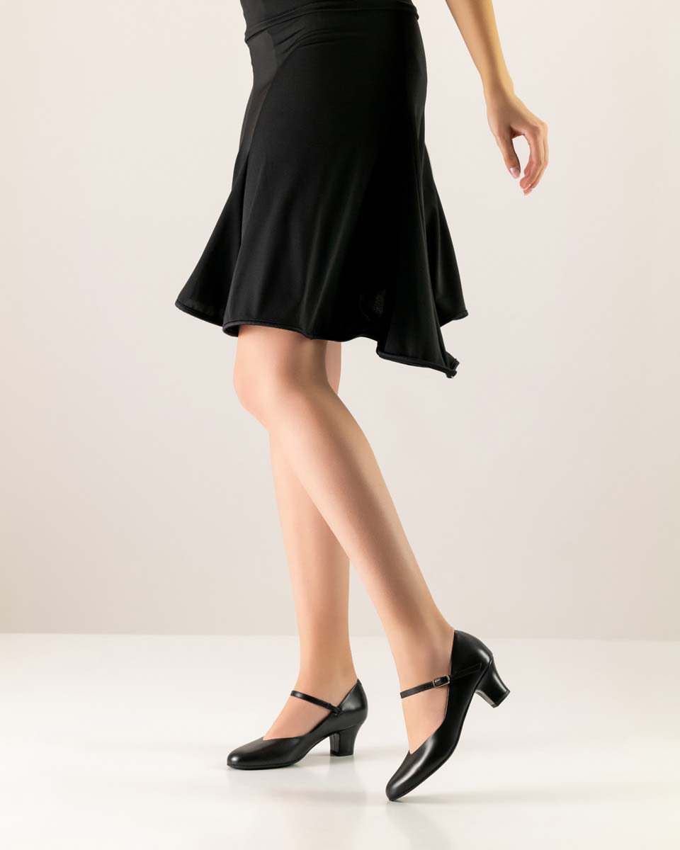 Gina bequemer Damentanzschuh von Werner Kern fotografiert mit einem schwarzem Kleid