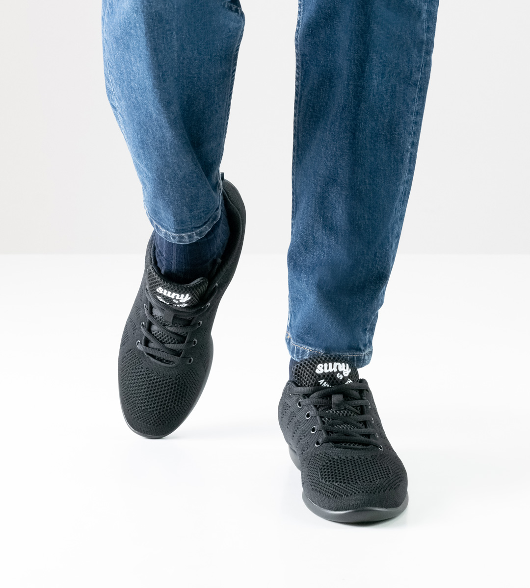 Salsa Herrentanz Sneaker von Suny in Kombination mit Jeans
