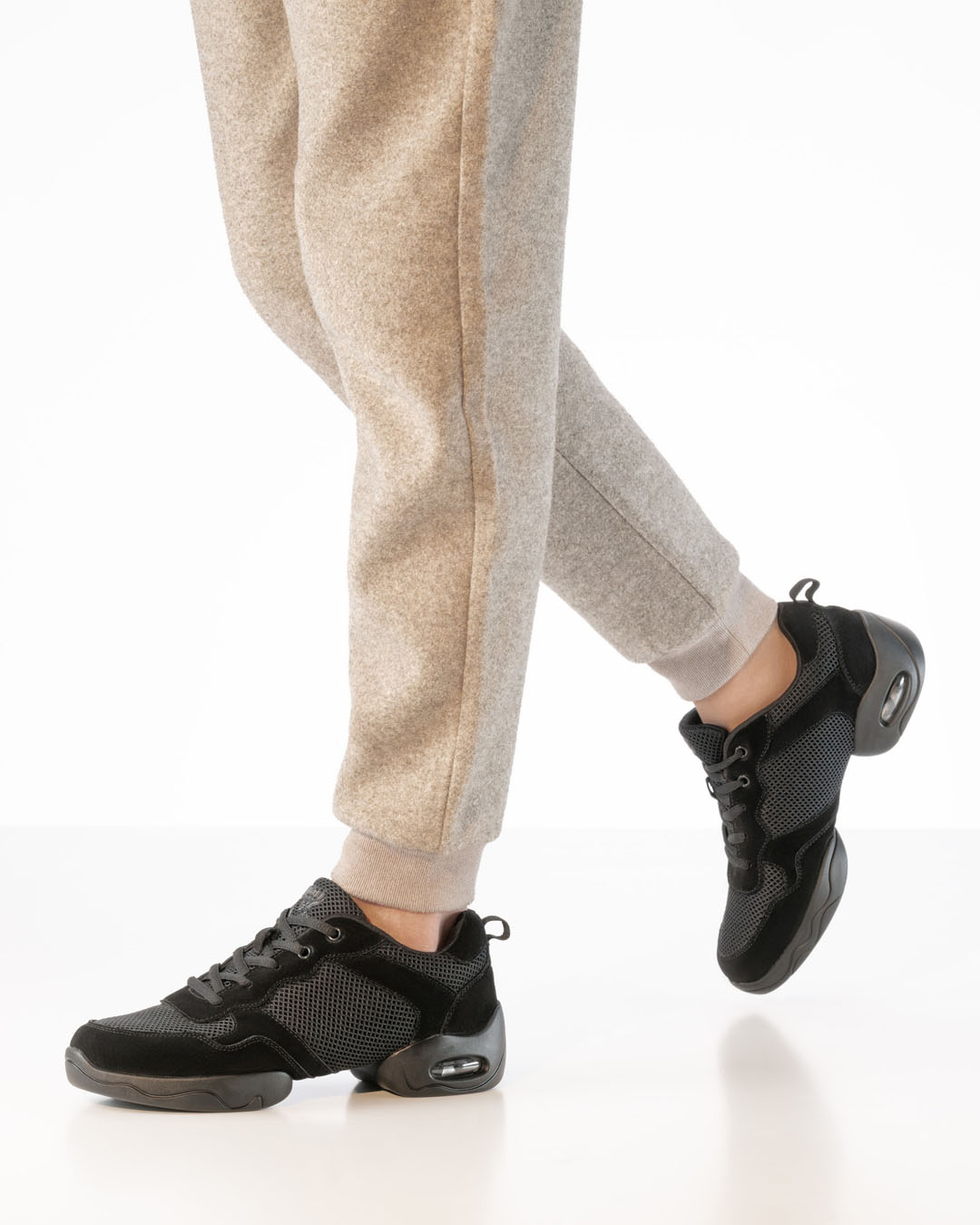 Herren Dancesneaker mit geteilter Sohle aus Stoff und Leder in schwarz von Werner Kern