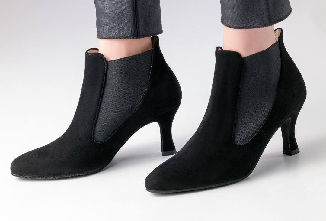 Gemütliche,schwarze Tanzstiefelette Carina aus weichem Velourleder mit Elastikeinsätzen und schmalen Absatz