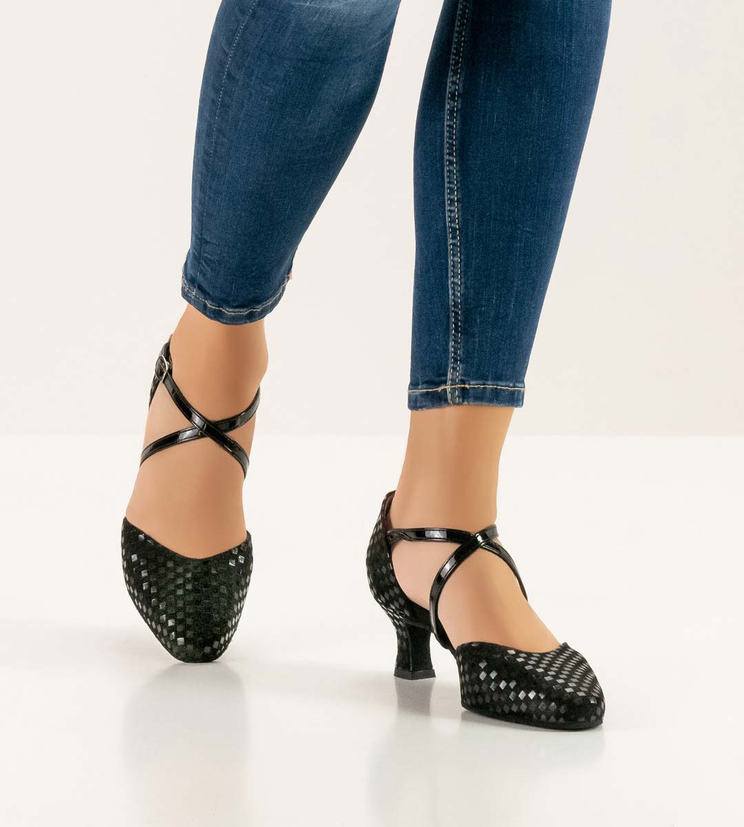 Patty klassischer Werner Kern Damentanzschuh in schwarz in Kombination mit blauer Jeans
