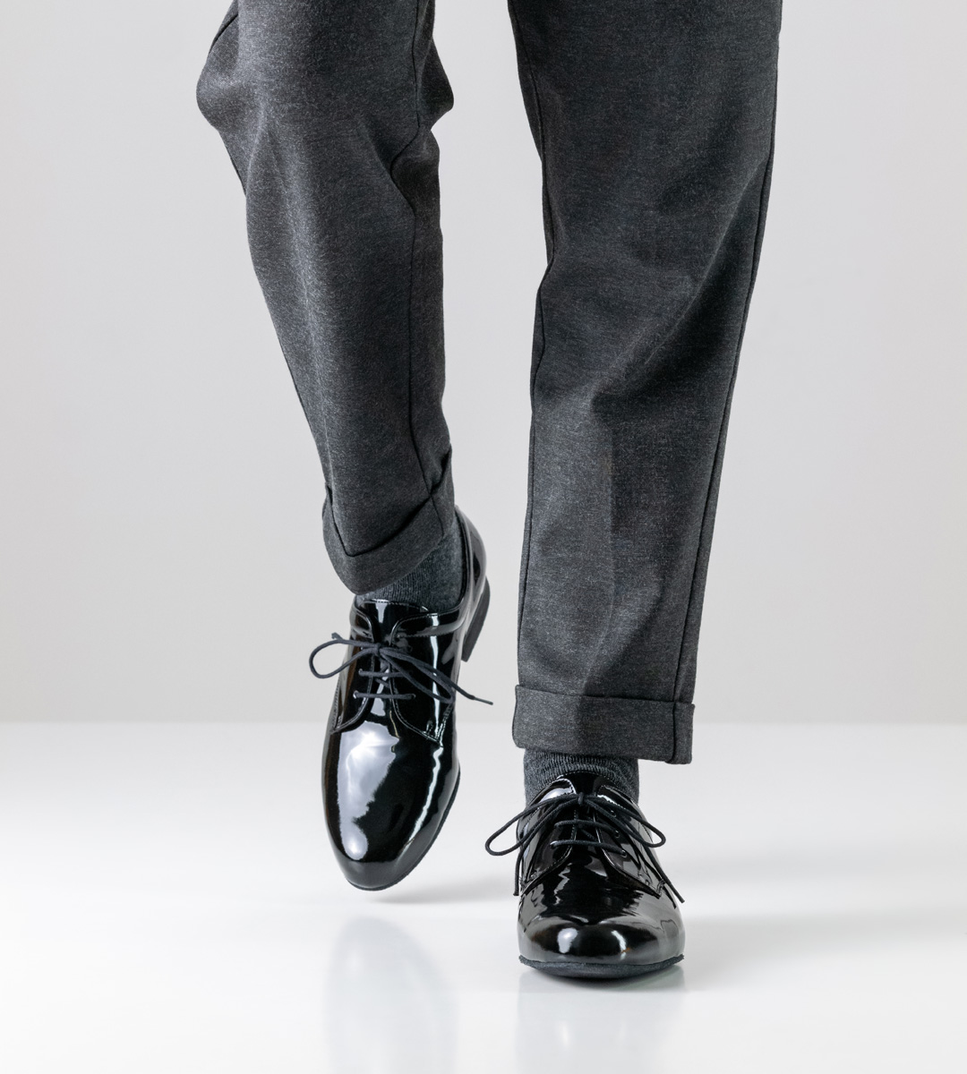 Lateintanzschuh für Herren mit 2 cm hohem Absatz in Kombination mit grauer Hose