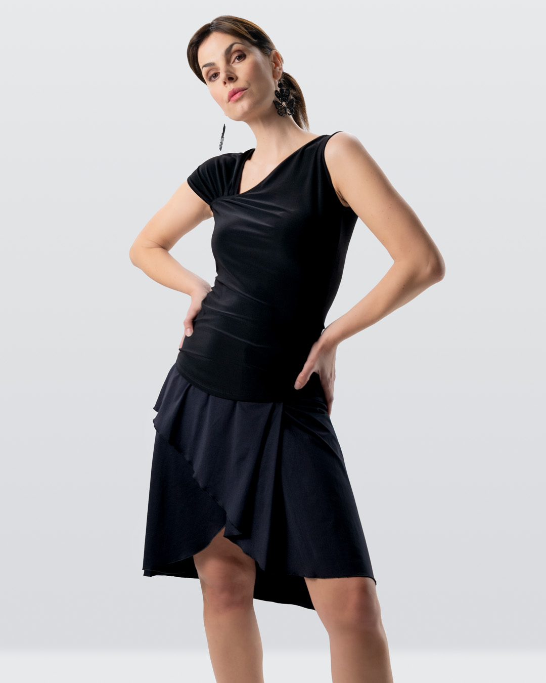 Modell posiert in TanzoberteilYari in Kombination mit Tanzrock Vana