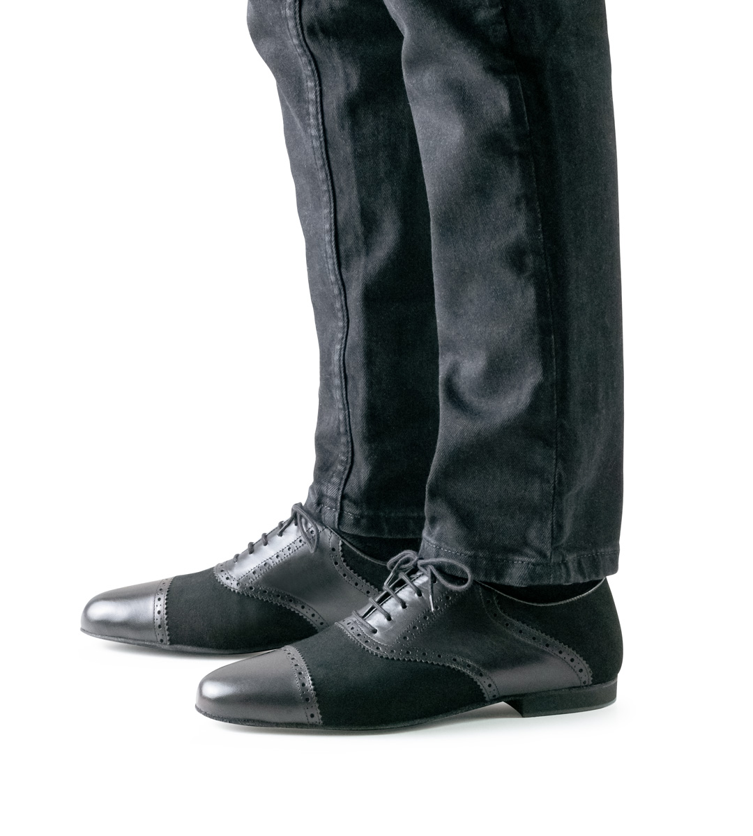 schwarzer Herrentanzschuh mit Micro-Absatz in Kombination mit schwarzer Jeans