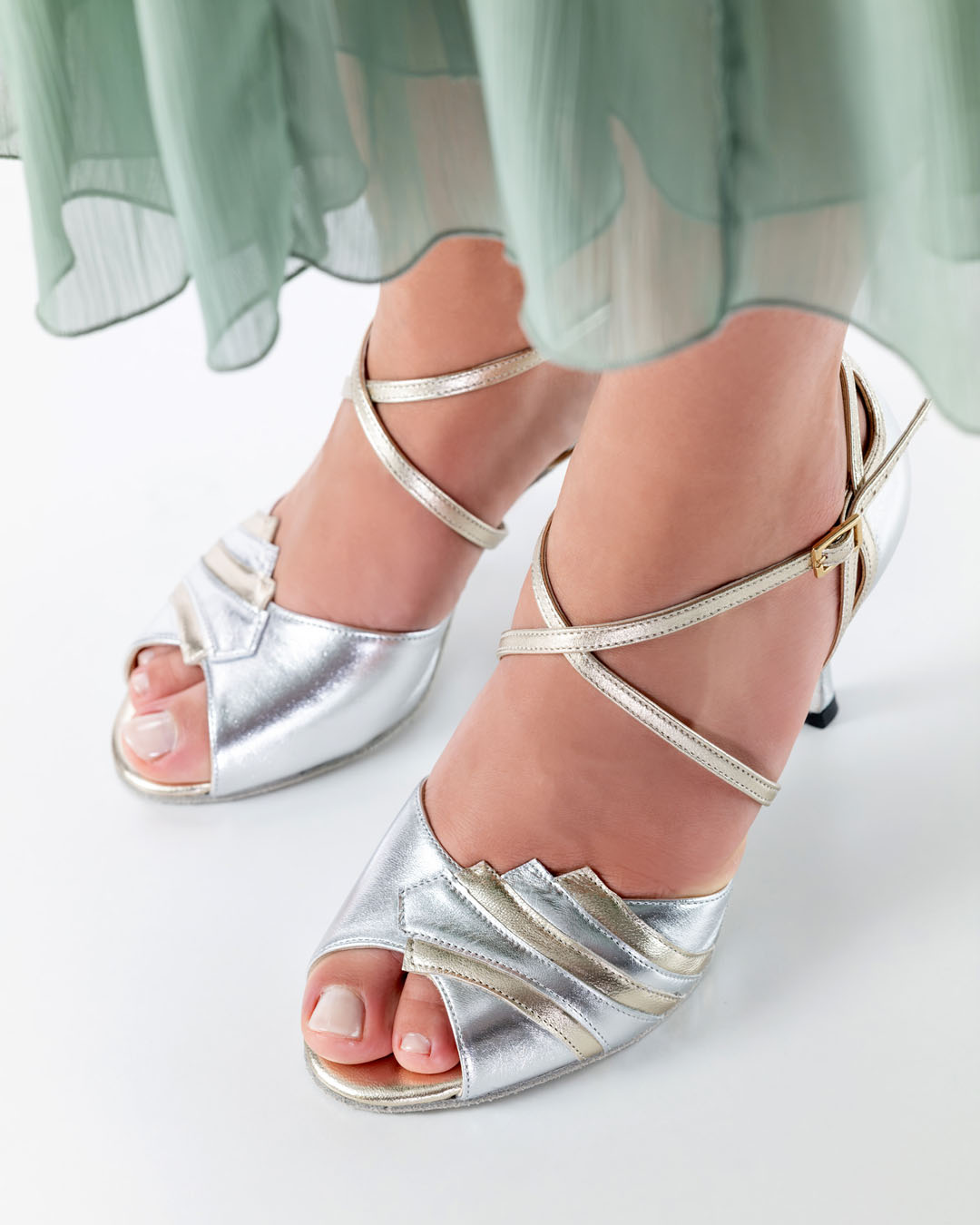 Close-up des Tanzschuhs Francesca by Nuea Epoca mit 7 cm Absatz aus silbernem Chevroleder und asymetrischem Design