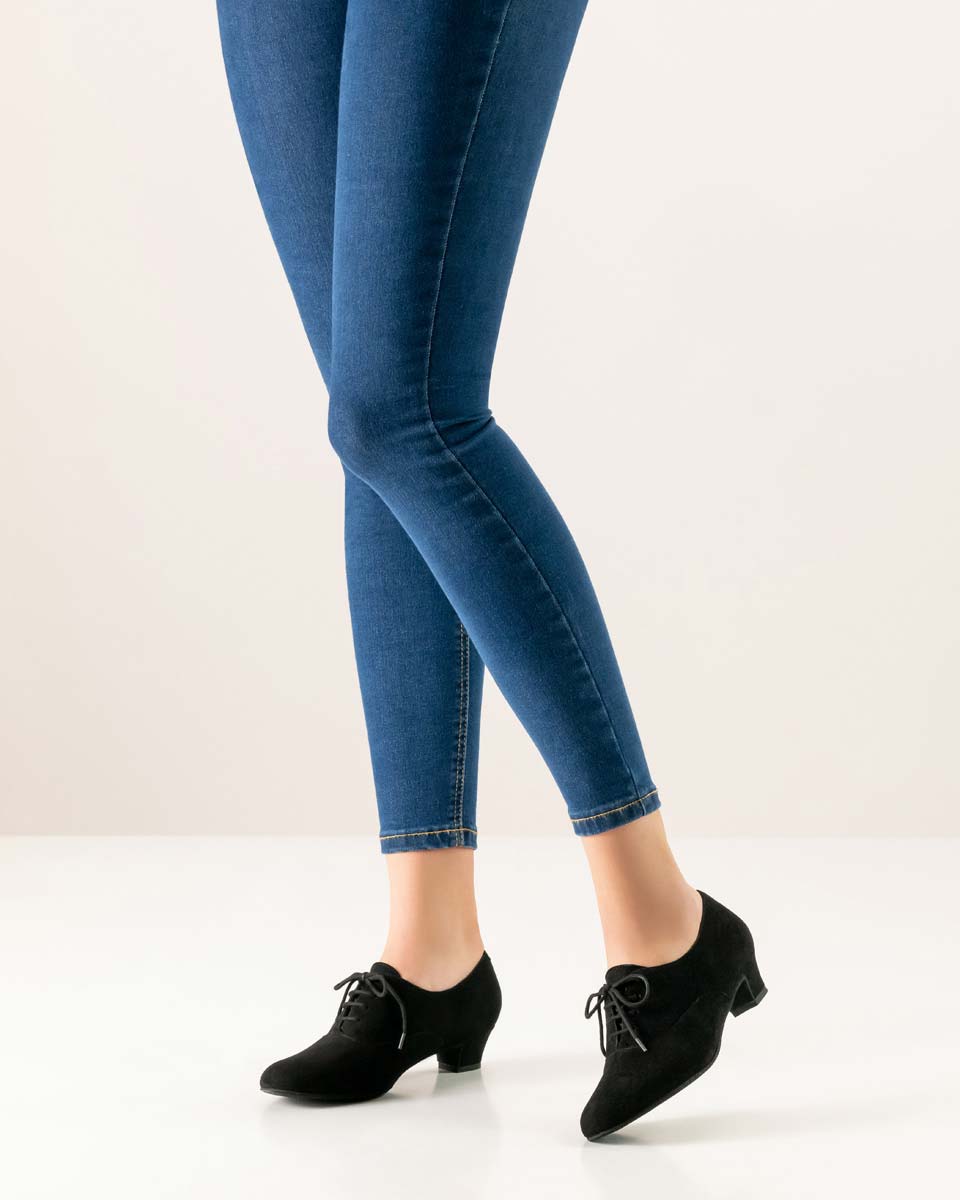 Olivia Werner Kern Damentanzschuh am Fuß kombiniert mit blauer Jeans