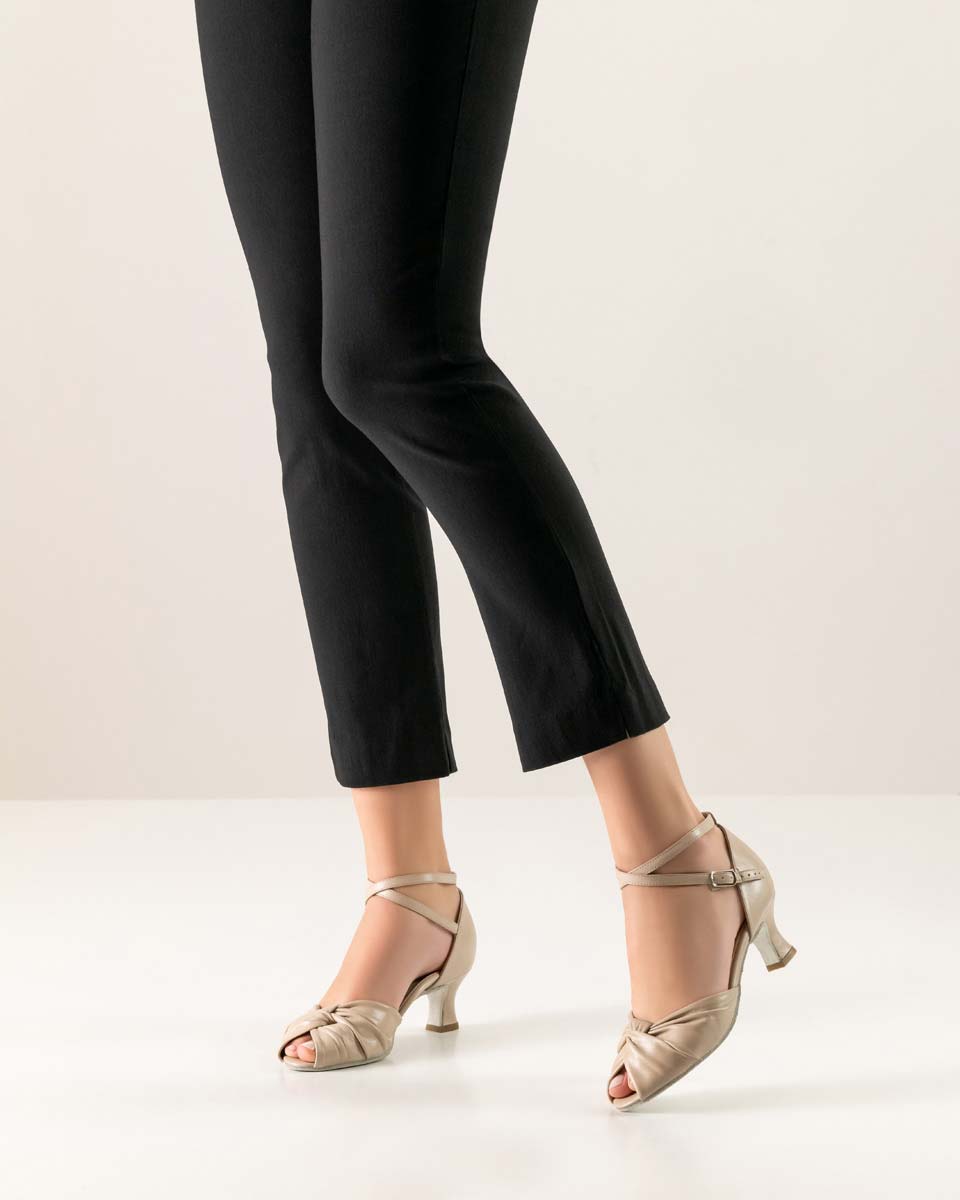 Ruth bequemer Werner Kern Damentanzschuh kombiniert mit schwarzer Hose