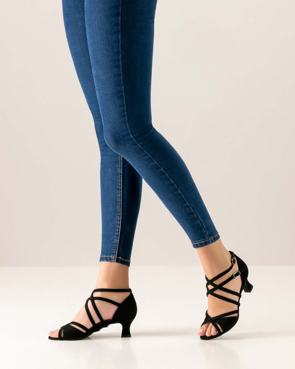 Eva Blaue Jeans in Kombination mit schwarzem Werner Kern Damentanzschuh
