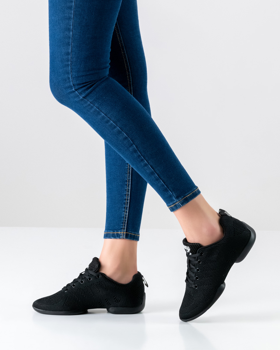blaue Jeans in Kombination mit schwarzem Salsa Damentanz Sneaker von Suny