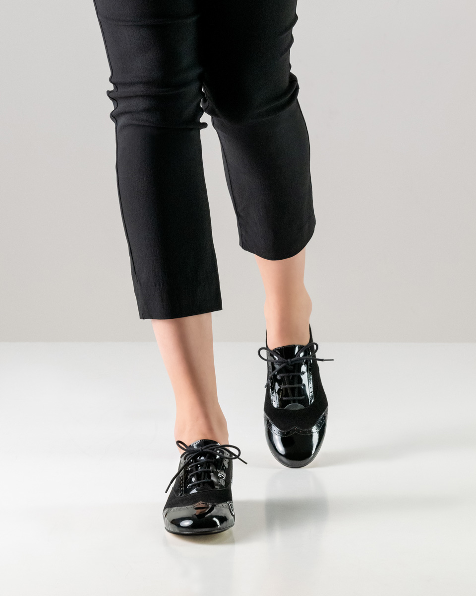 schwarze Hose in Kombination mit 1,5 cm hohem Damentanzschuh für Swing